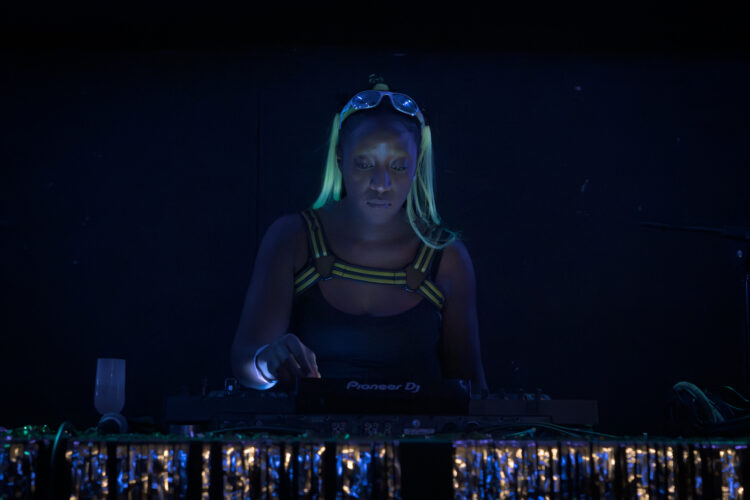 CONTEMPORAINES FETES SES 5 ANS - Contemporaines